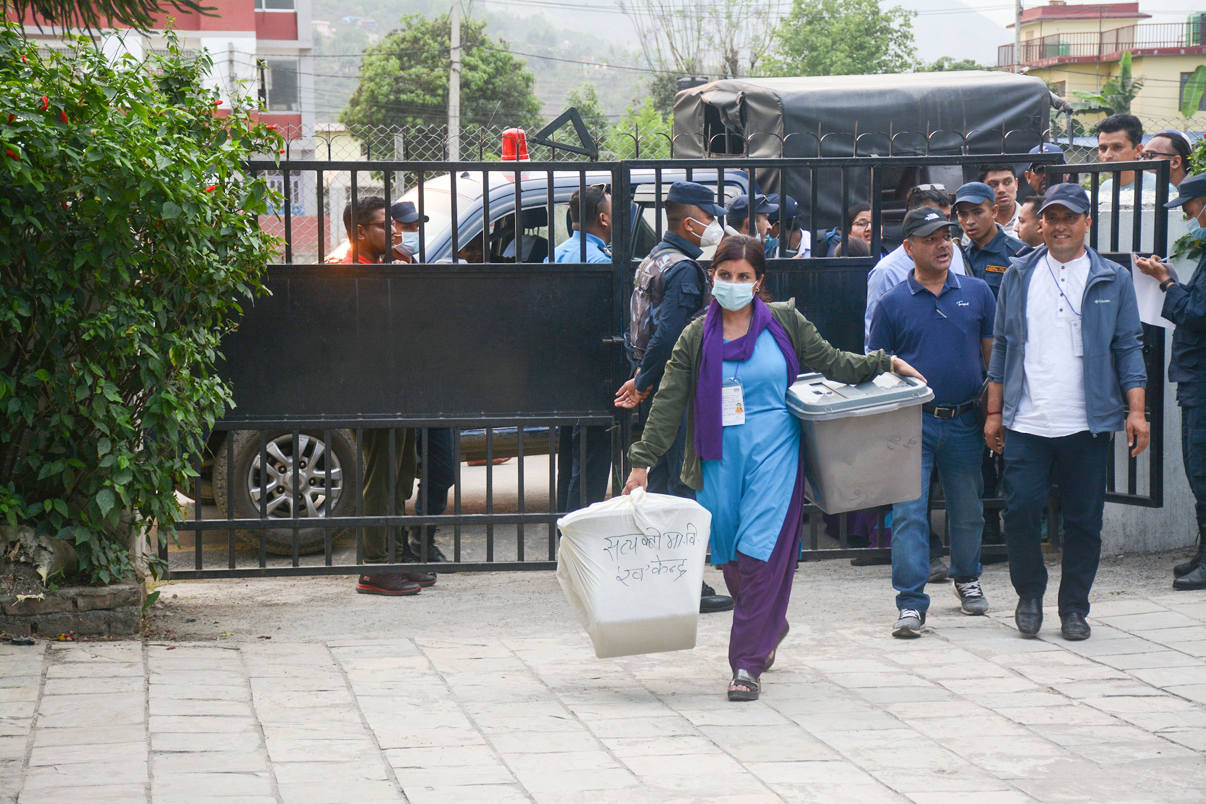 मतपेटिका संकलन गरिँदै [तस्बिरहरू]